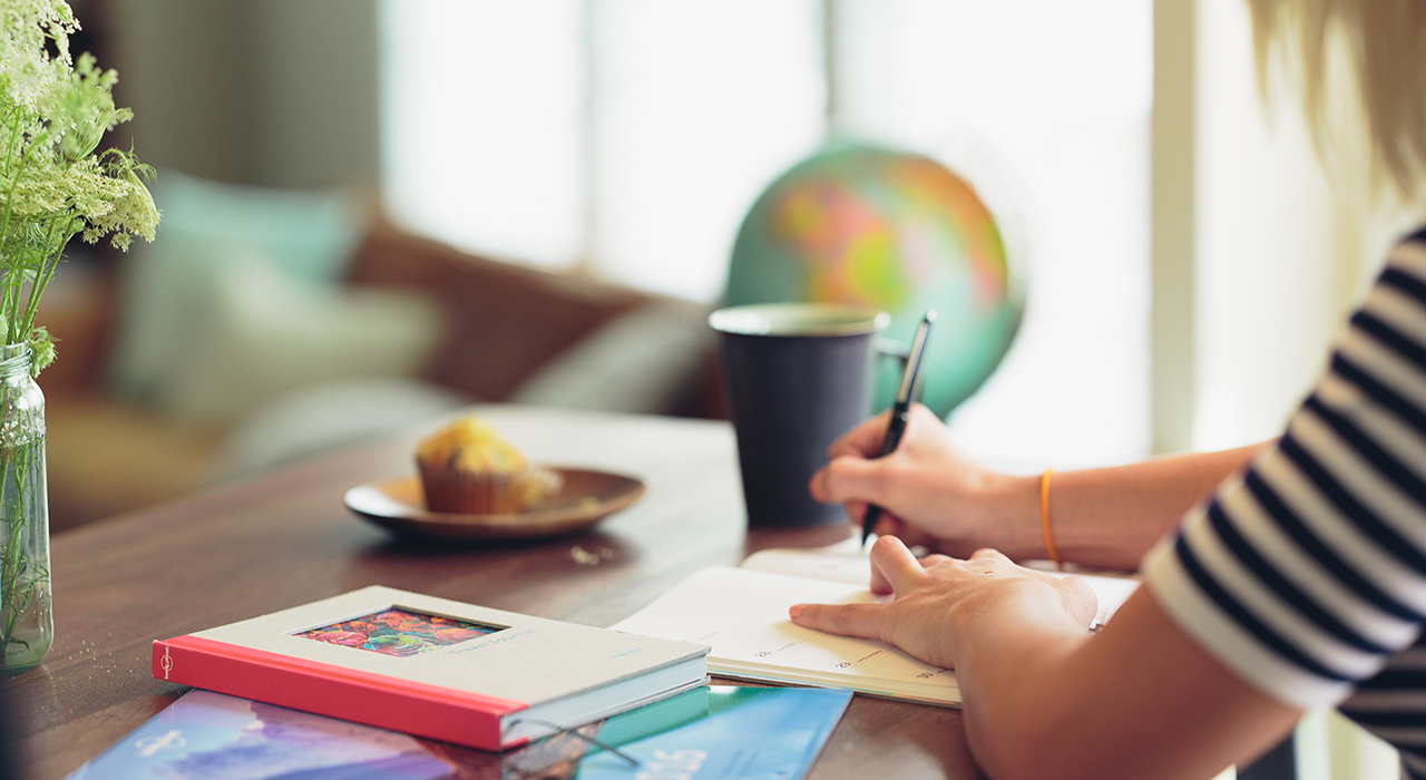 机の上で勉強する女性